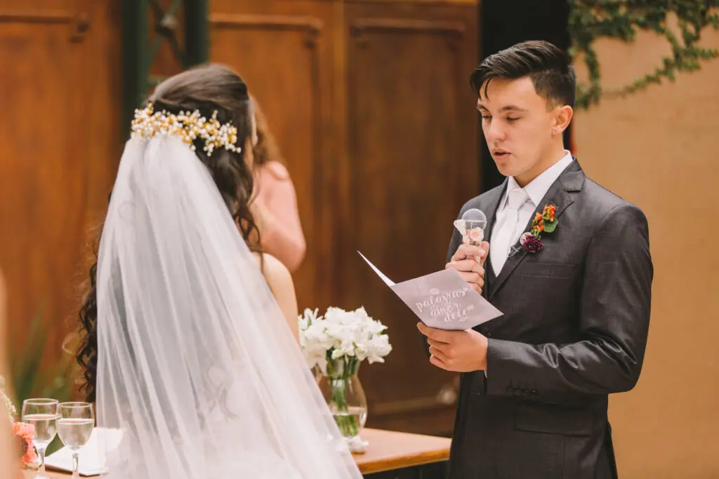 véu com tiara de flores