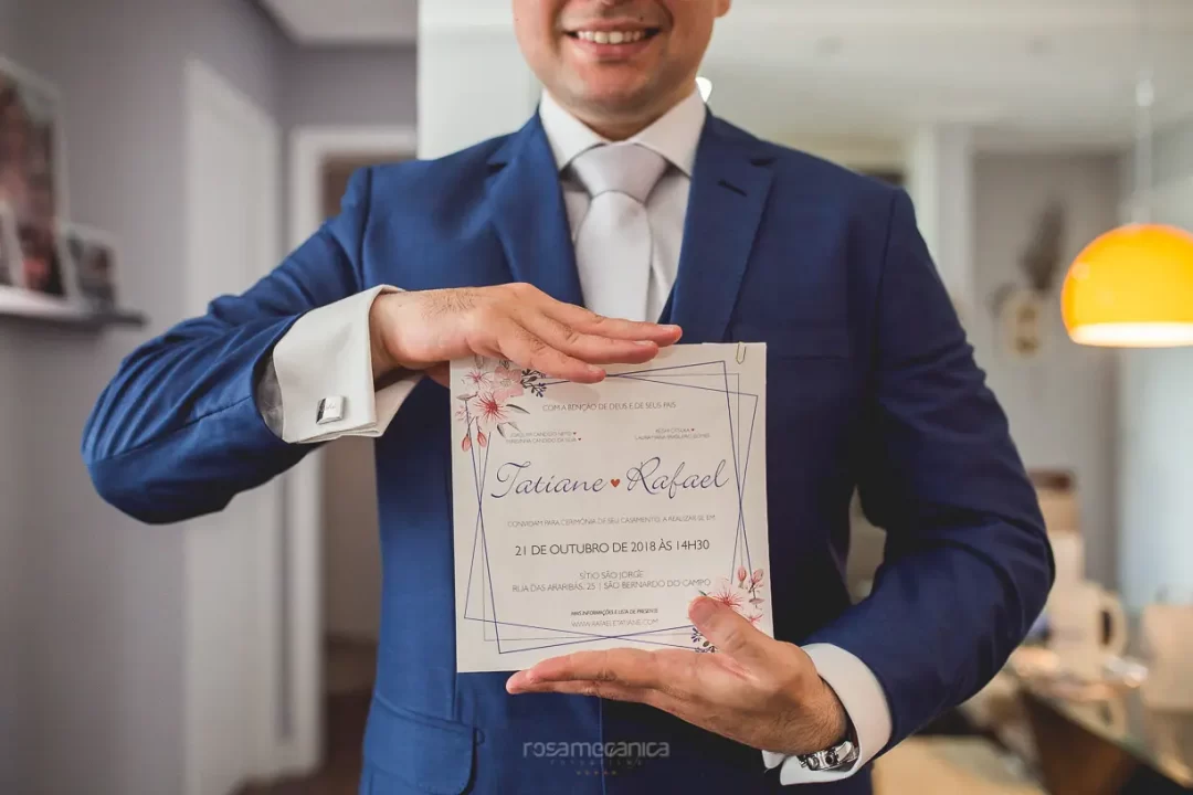 noivo com convite de casamento