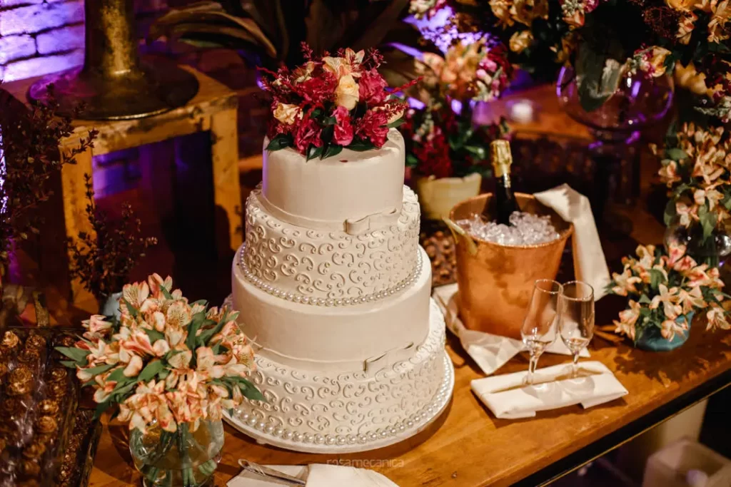 Wedding cake with pearls  Bolos de casamento com pérolas, Bolos com  perolas, Bolos de casamento elegantes