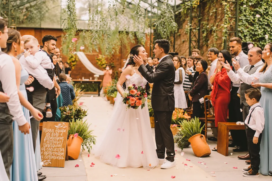 beijo dos noivos no buffet para casamento