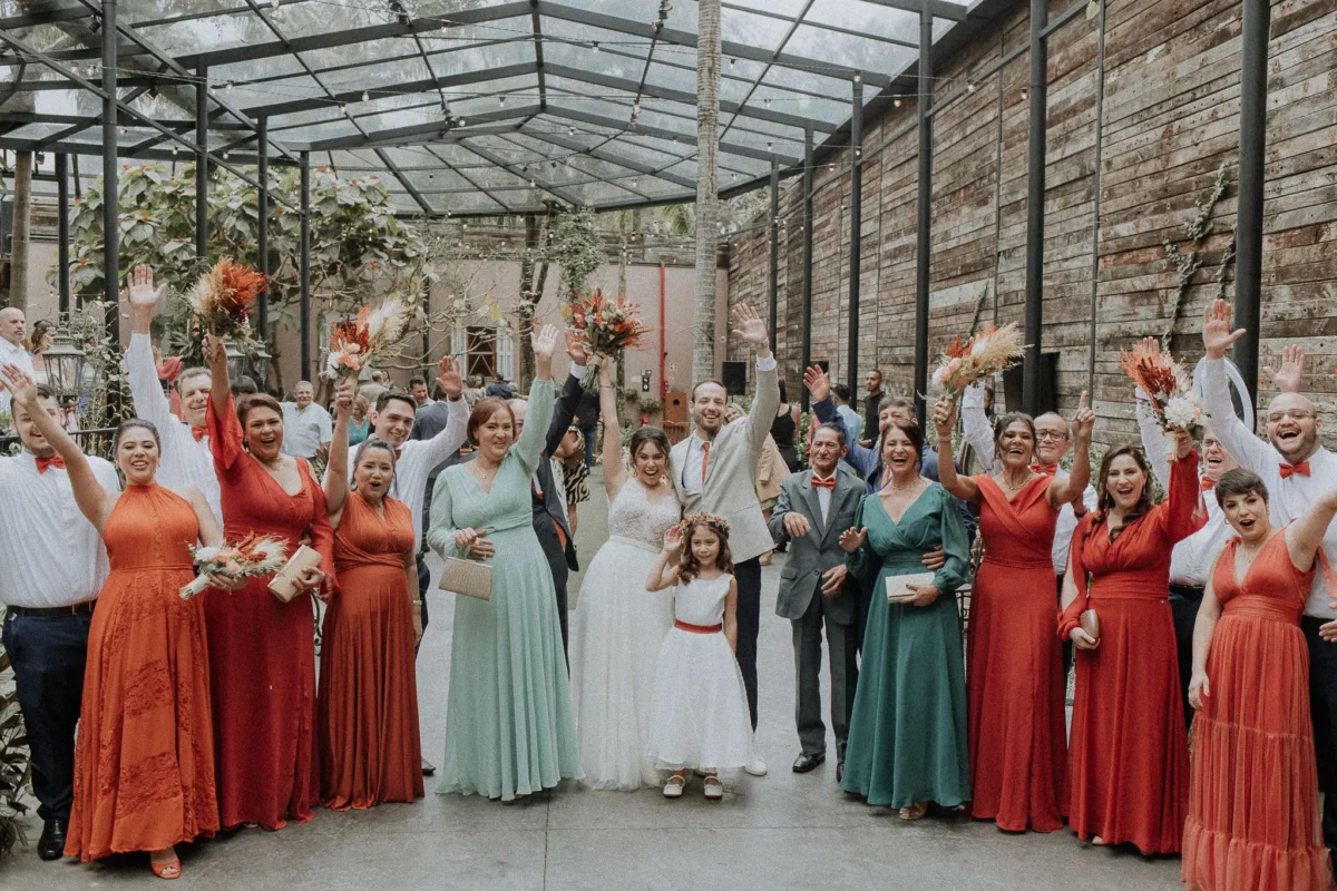 Espaço Jardim Secreto Sítio São Jorge, noivos e padrinhos comemorando - Escolhendo o Mês Perfeito para o Seu Evento em São Paulo