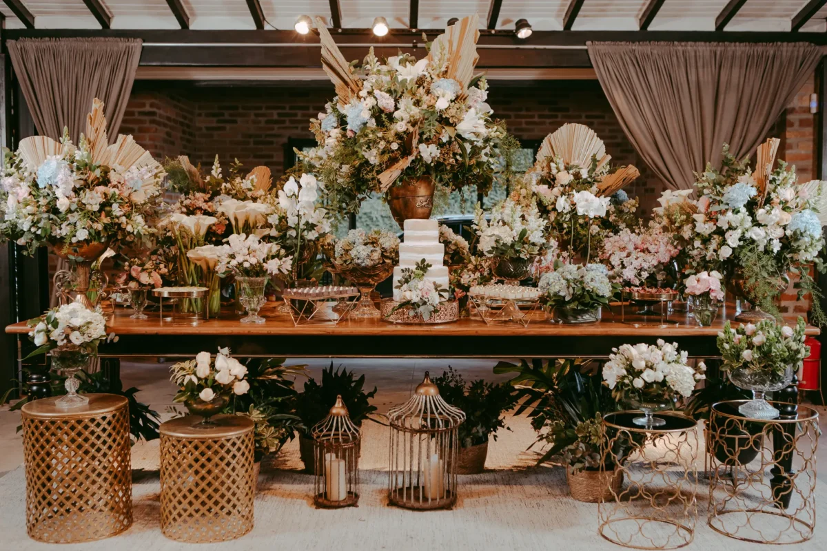 Mesa de bolo de casamento nas cores branco, verde e flores e folhas secas - Ideias de decoração para um casamento rústico
