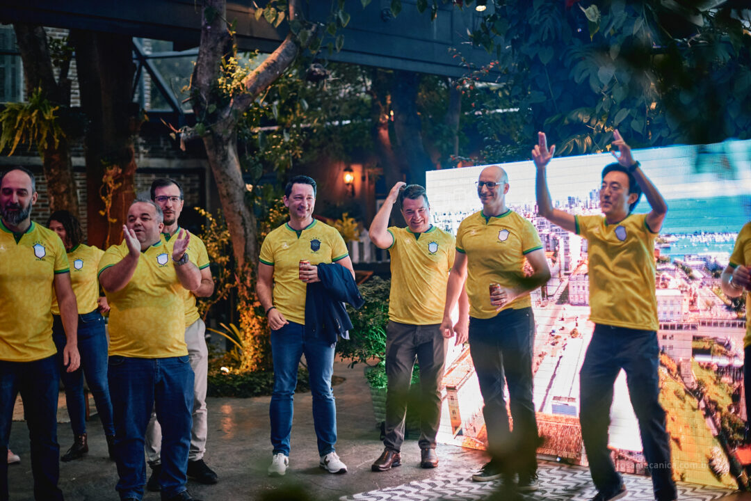  Espaço Jardim Secreto Sítio São Jorge, evento corporativo com homens usando a camiseta do brasil - Escolhendo o Mês Perfeito para o Seu Evento em São Paulo