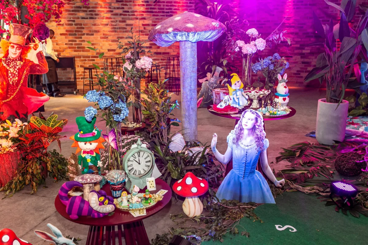 Festa tema Alice no País das Maravilhas - Festa de Debutante: Tendências em Destaque para 2023 e 2024