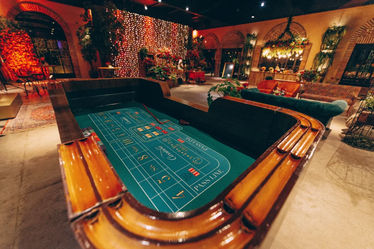 Mesa de jogos para festa com tema Las Vegas - Festa de Debutante: Tendências em Destaque para 2023 e 2024