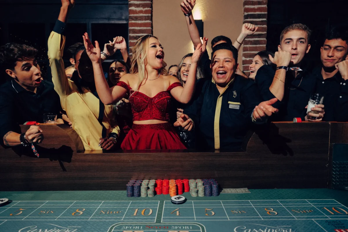 Mesa de jogos tipo cassino para festa de debutante tema Las Vegas - Festa de Debutante: Tendências em Destaque para 2023 e 2024