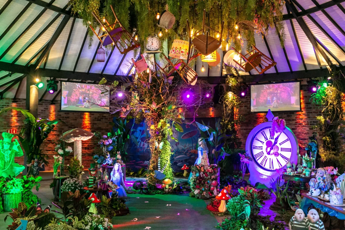 Festa com decoração cenográfica tema Alice no País das Maravilhas - Festa de Debutante: Tendências em Destaque para 2023 e 2024
