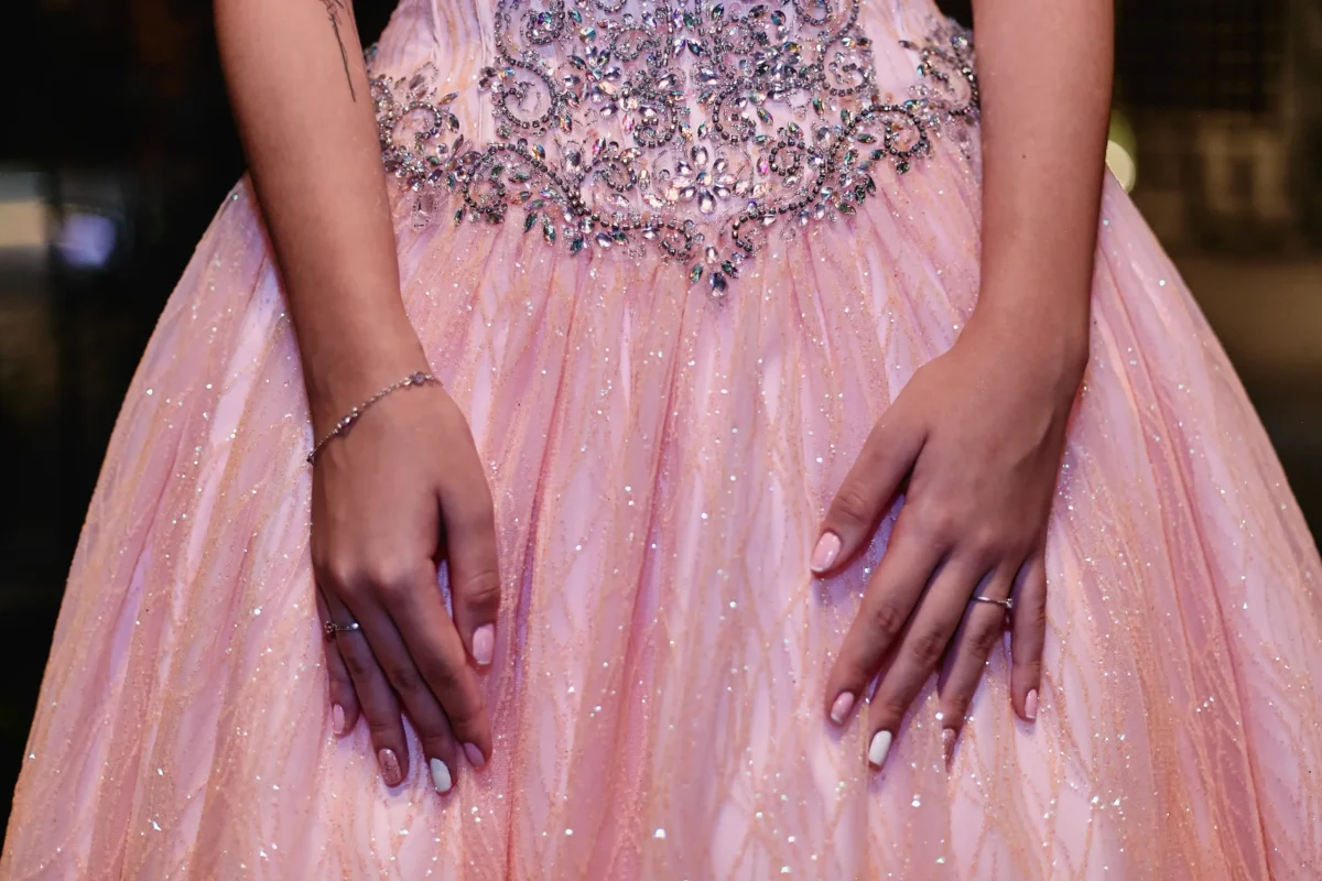Detalhes do vestido de debutante na cor rosa - Festa de Debutante: Tendências em Destaque para 2023 e 2024