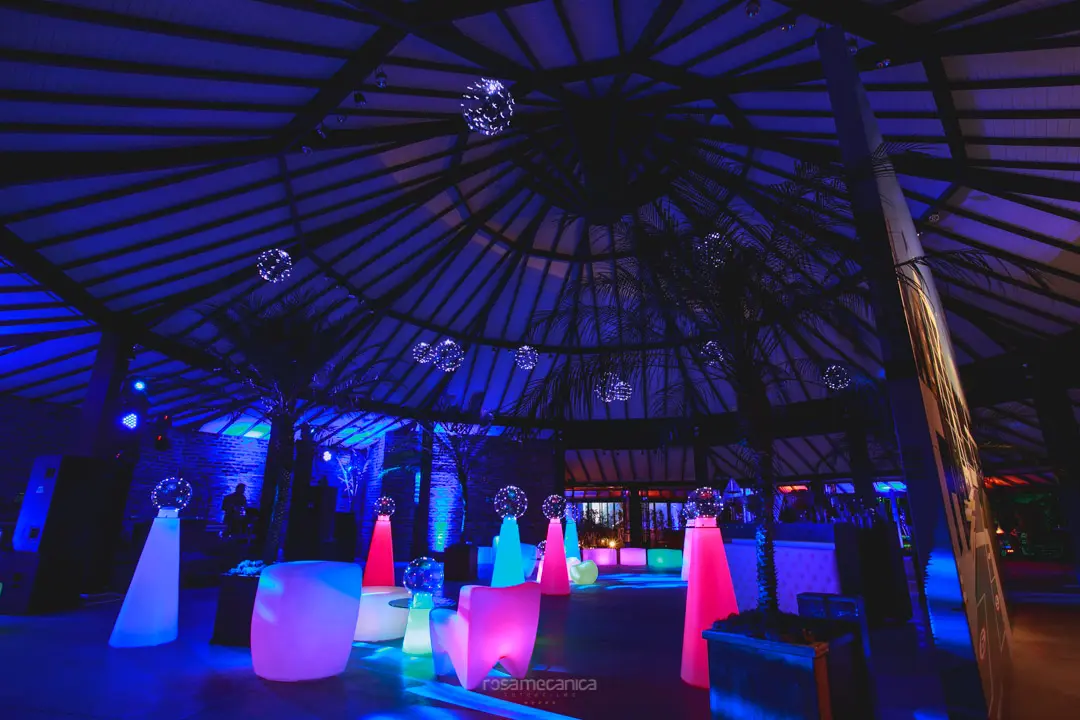 Evento corporativo com lounges de LED - Espaço com lounges para eventos corporativos - Eventos Corporativos: Criando Experiências Memoráveis no Sítio São Jorge