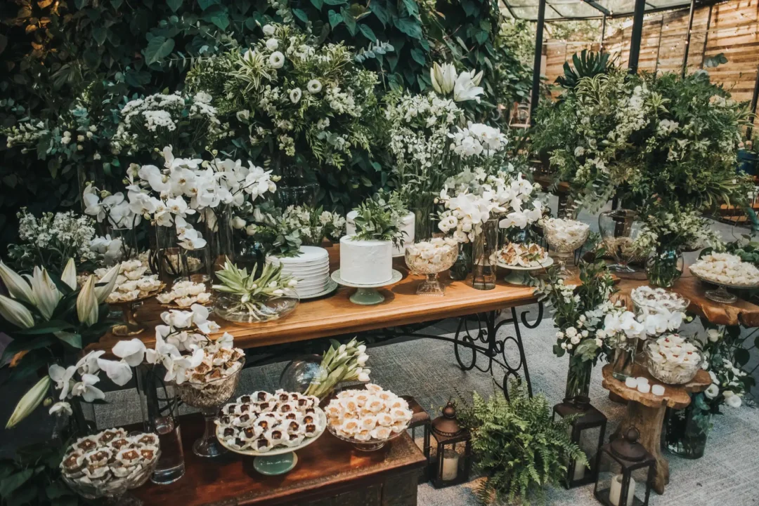 Decoração de Eventos com a Cor Branca - Mesa de bolo e doces de casamento nas cores branco e verde no Espaço Jardim Secreto do Sítio São Jorge